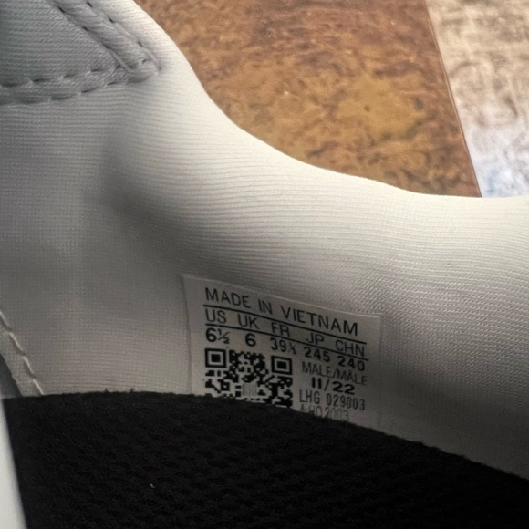 Adidas Tyshawn Low sneakers (new) - Picture 7 of 7